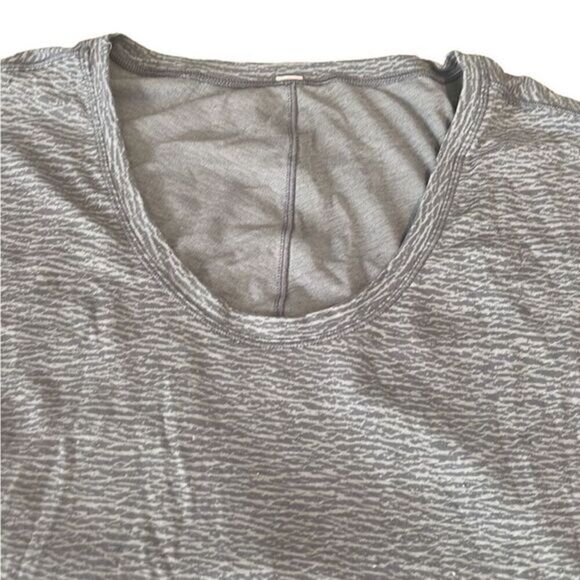 Lululemon Gray‎ Round Neck Thumb Holes Long Sleeves Running Pullover Top Size M - Picture 1 of 9